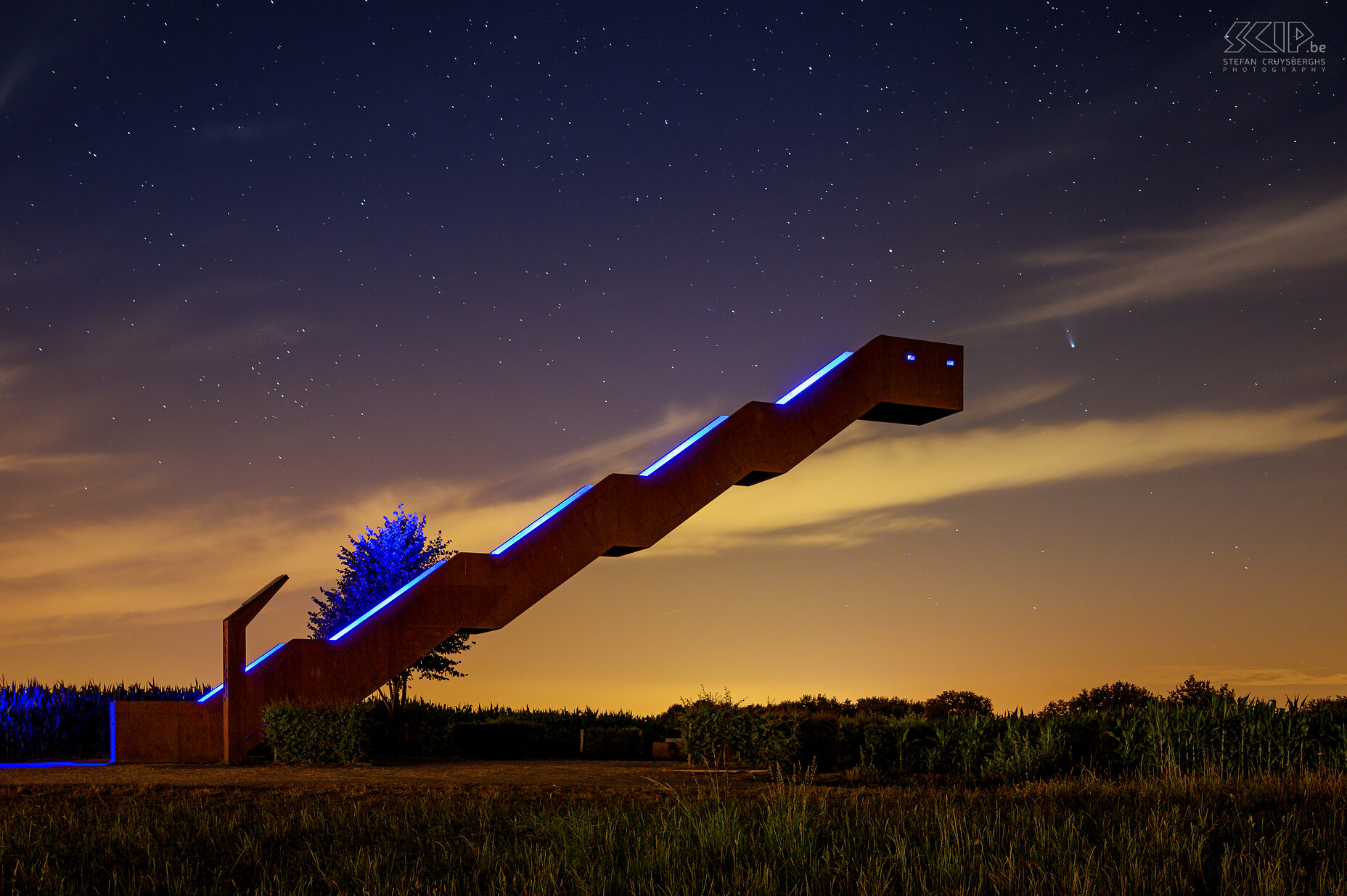 Hageland by night - Vlooybergtoren in Tielt-Winge met komeet NEOWISE In de zomer van 2020 konden we komeet NEOWISE op aarde waarnemen. De Vlooybergtoren in Tielt-Winge leek me een mooie locatie om de komeet op de foto te krijgen. De komeet met zijn lichtgevende staart is rechts bovenaan de trap te zien. De foto's zijn genomen tussen 23.30 uur en middernacht. Stefan Cruysberghs